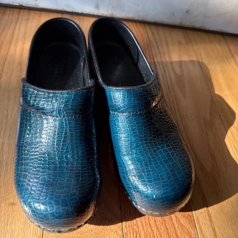 Men's Croc-Embossed Slip-On Clogs in Teal